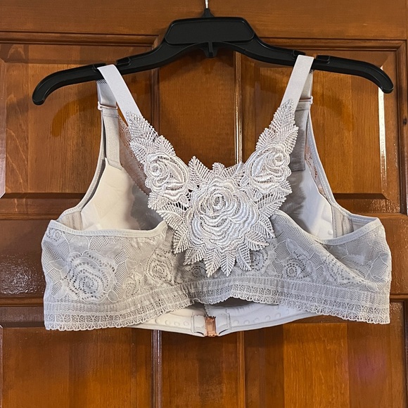 Floral Lace Bralette in Light Gray - Picture 3 of 8